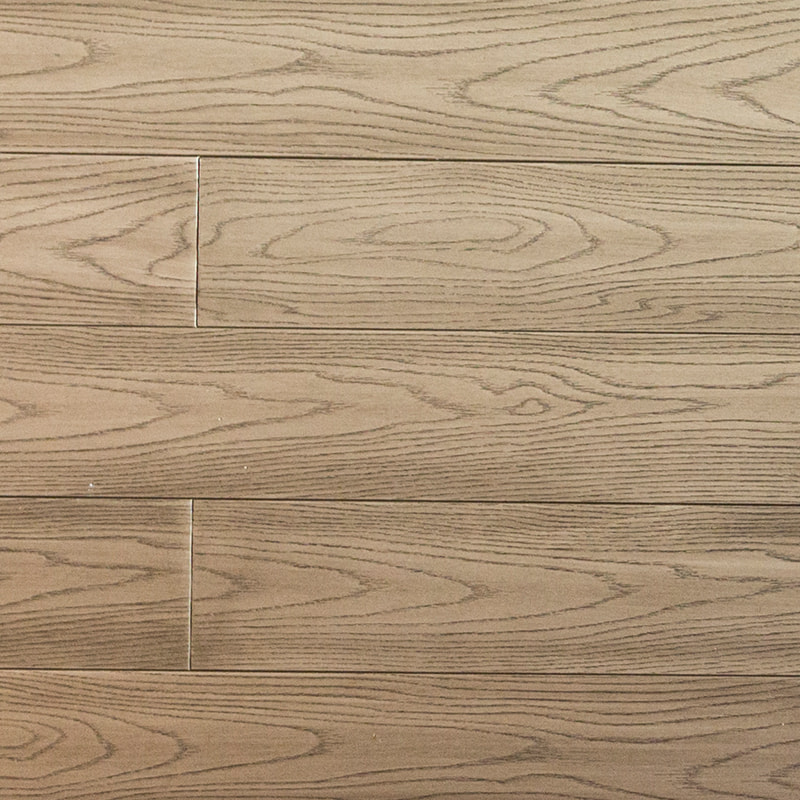 Parquet en bois massif vieilli gris clair en chêne