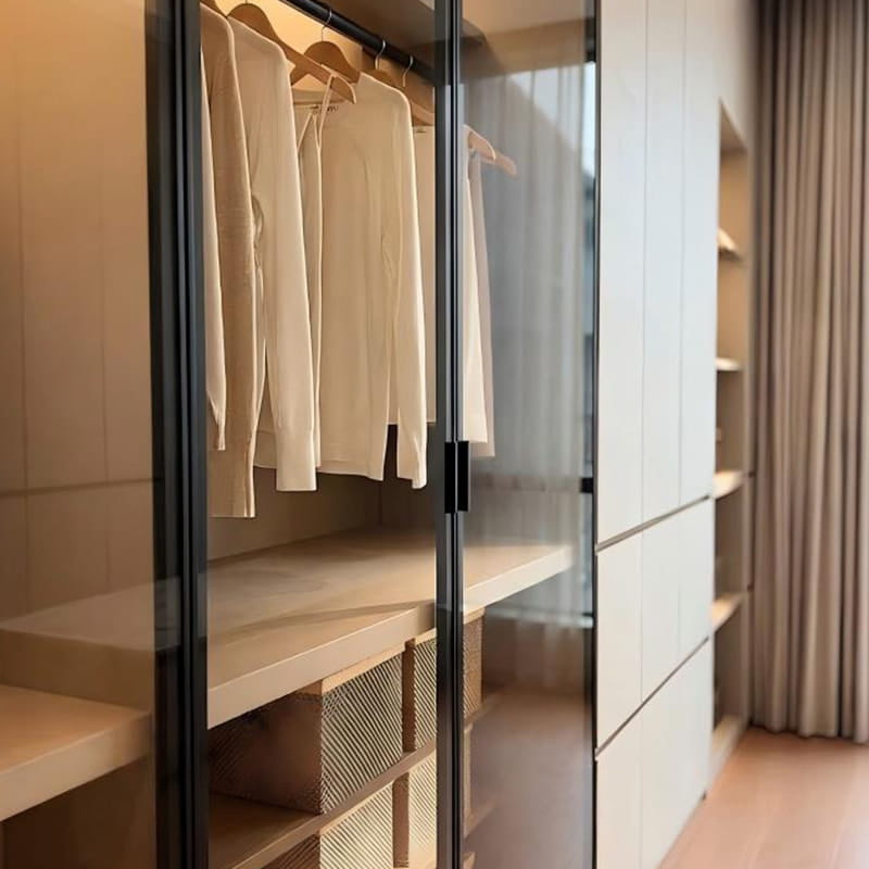 Dressing minimaliste en placage lumineux Louvre